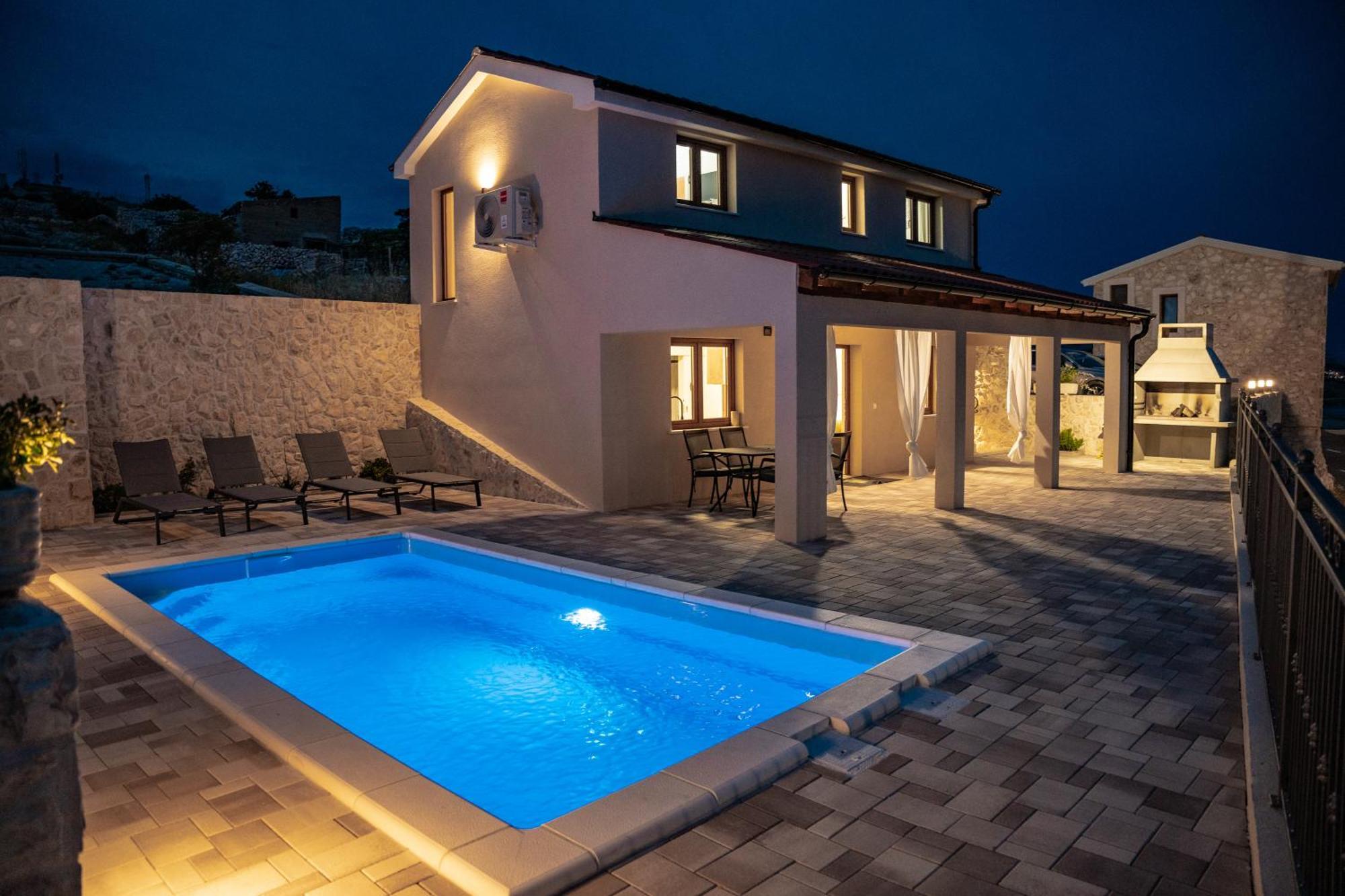 Kamia With Private Heated Pool And Electric Vehicle Adapter * Zubovici